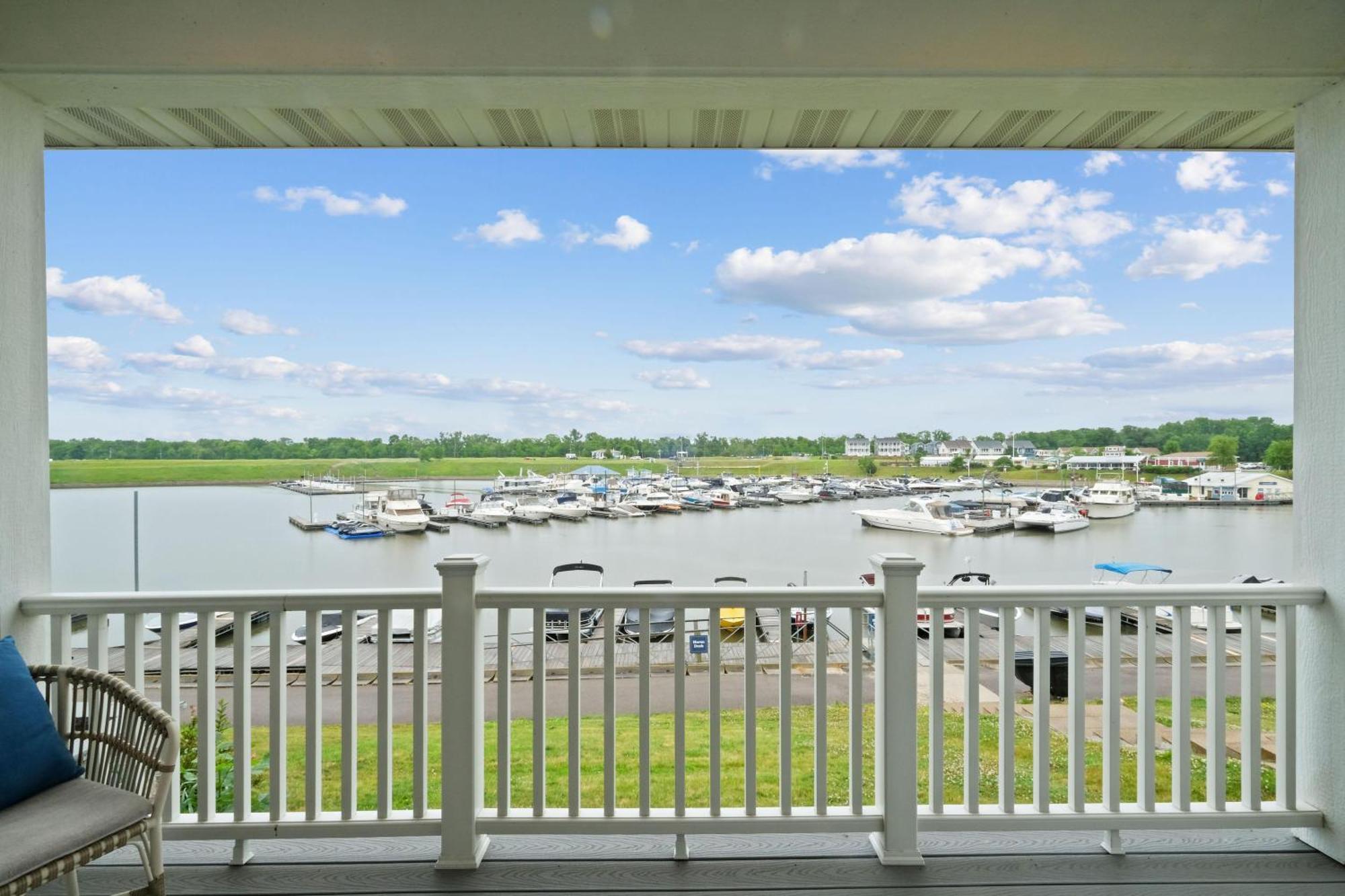 Ship, Captain, Crew Villa Ottawa Exterior photo